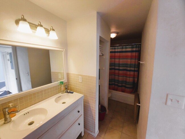 Building Photo - Charming and spacious 1BR Condo in the hea...