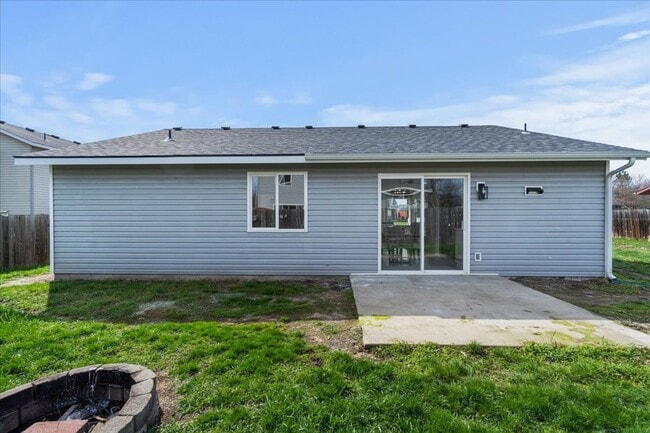 Building Photo - Stunning 3 bdrm 2 bath  Hayden Home!