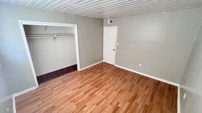 Building Photo - Lovely 2 Bedroom, 1 Bathroom Home in the G...