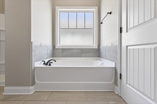 Building Photo - Pet Friendly Four Bedroom with Bonus!