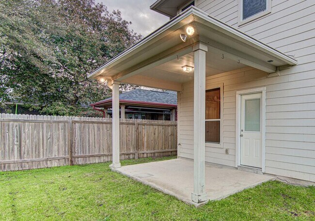 Building Photo - 1808 McClannahan Dr