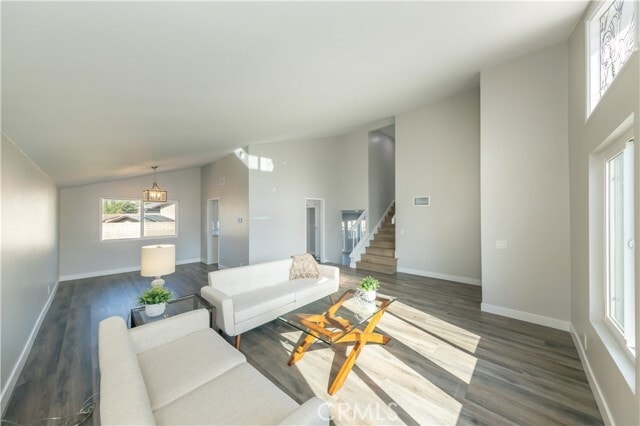 Building Photo - 980 S Loyola Dr