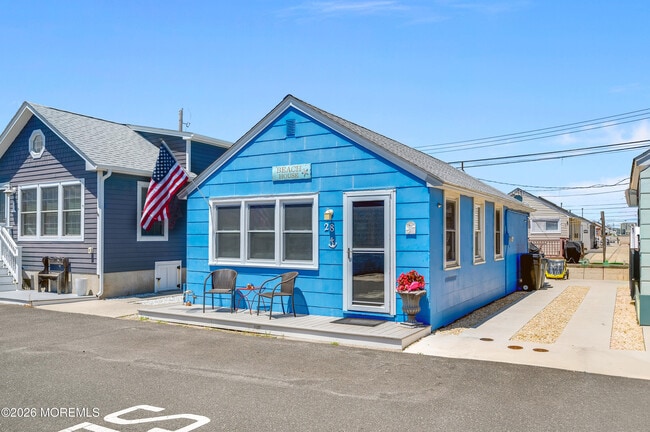 Building Photo - 28 11th Ln