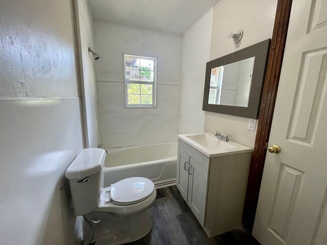 Building Photo - 475 Mitchell St