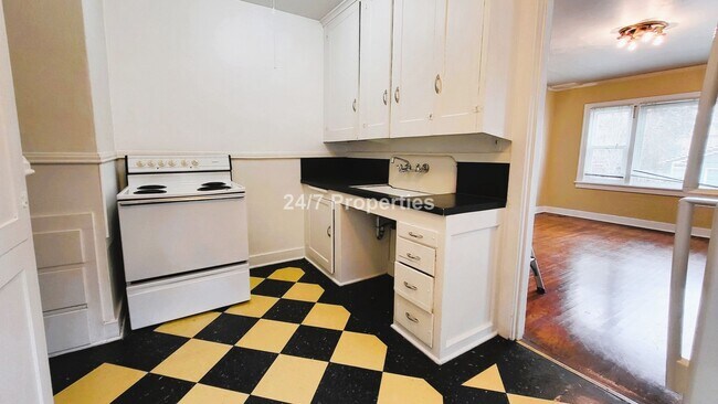 Building Photo - Vintage 1 BD | 1 BA Apartment in the Heart of Hawthorne/Belmont