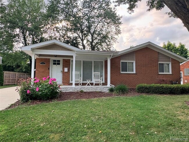 Building Photo - 1341 Catalpa Dr