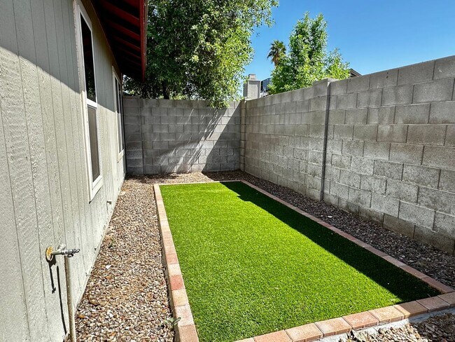 Building Photo - UPDATED 3 BEDROOM 2 BATHROOM CONVENIENTLY ...