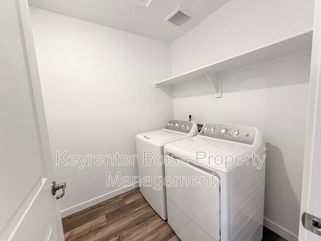 Building Photo - 4100 W Cirrus Ln