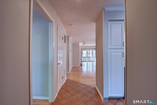 Building Photo - 4 Stonington Ct