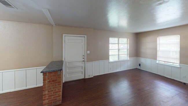 Building Photo - 3 Bedroom/1 Bath - Home Walking Distance to UNT Campus