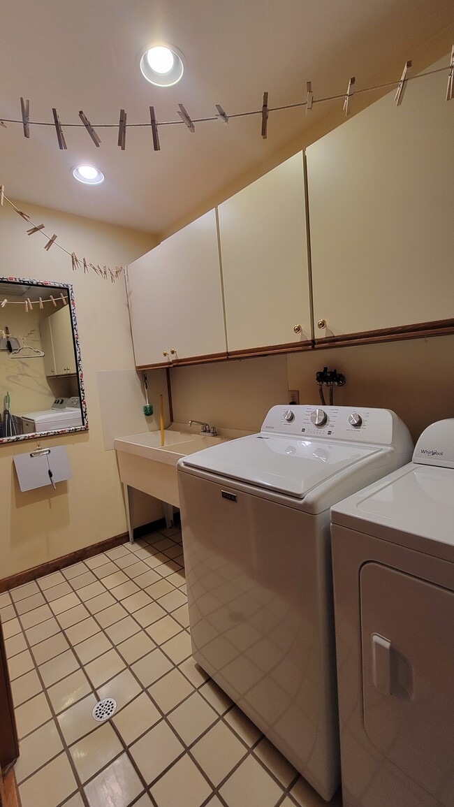 Building Photo - 1041 Carousel Ln