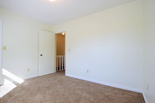 Building Photo - Abbey Lane-50% off first full month rent.