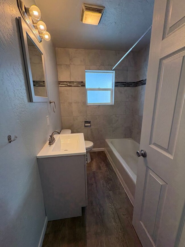 Building Photo - 3 Bedroom/ 2 Bath Medford Rental Available in Quiet Medford Neighborhood