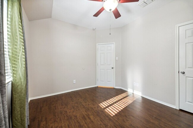 Building Photo - 4 Bedroom Single Family in Crossroads