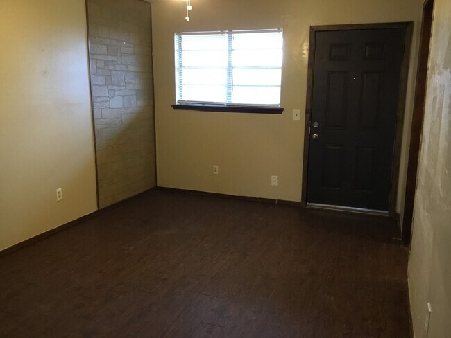 Building Photo - 7215 N MacArthur Blvd