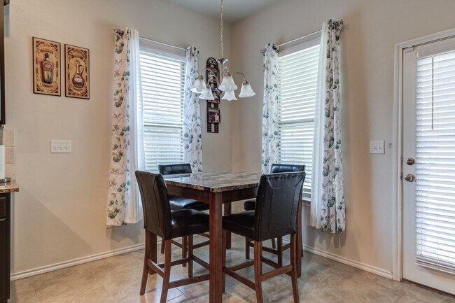 Building Photo - Quincy Park Beauty- Available Now