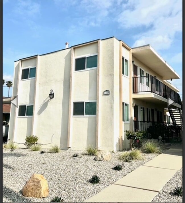 Building Photo - Upstairs, One Bedroom Apartment, Great Loc...