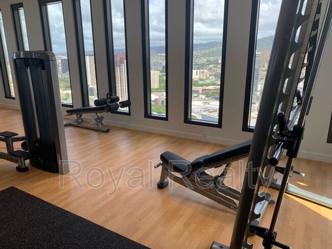 Building Photo - 987 Queen St