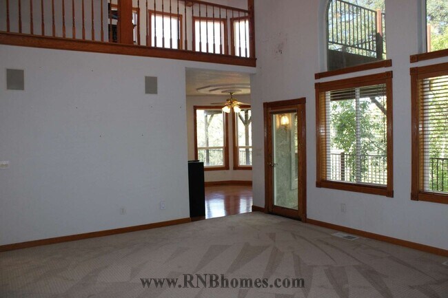 Building Photo - 677 Hoppe Ln