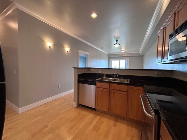 Building Photo - 1 Bed, 1 Bath Condo with Bellingham Bay View and parking garage