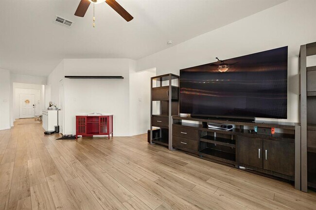 Building Photo - 424 Sebring Cir