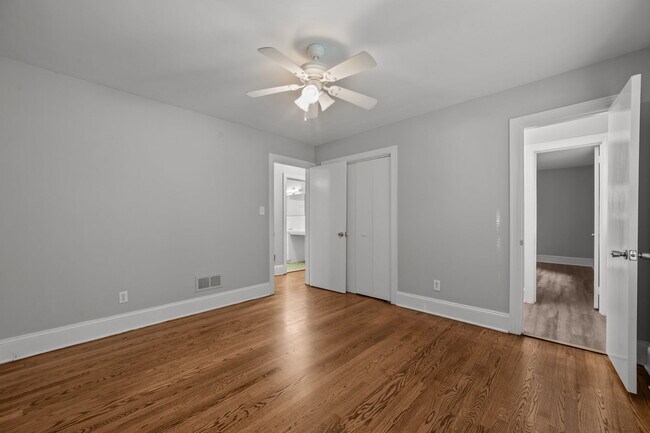 Building Photo - 2405 Jefferson Dr