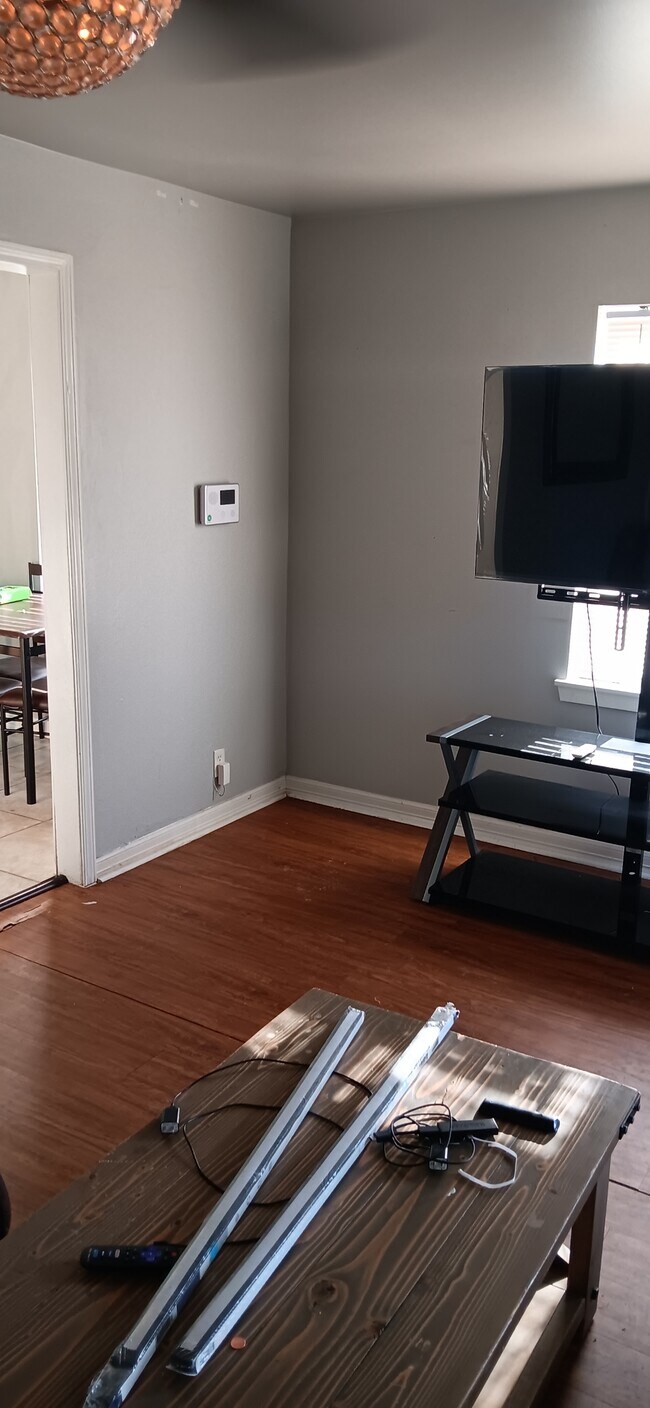 Building Photo - 548 E Woodrow St