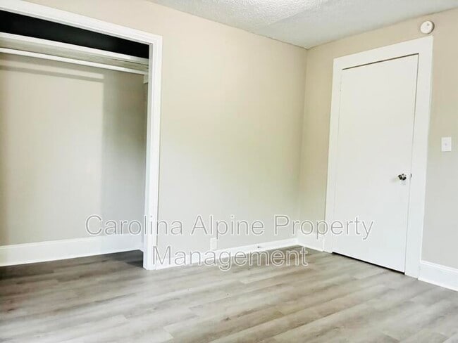 Building Photo - 514 S Maple St