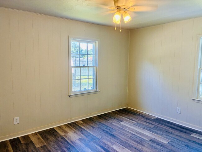 Building Photo - 806 Miller Ave