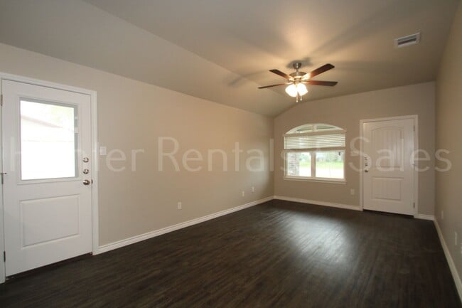 Building Photo - 505 Bonnie Dr