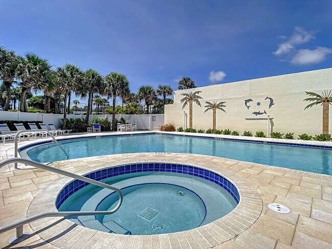 Building Photo - Fully Furnished Beautiful 2 Bedroom Seascape Towers Oceanfront Condo