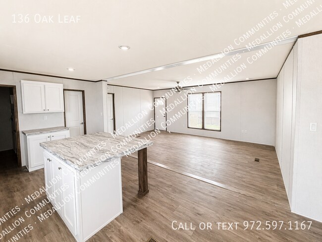 Building Photo - 136 Oak Leaf