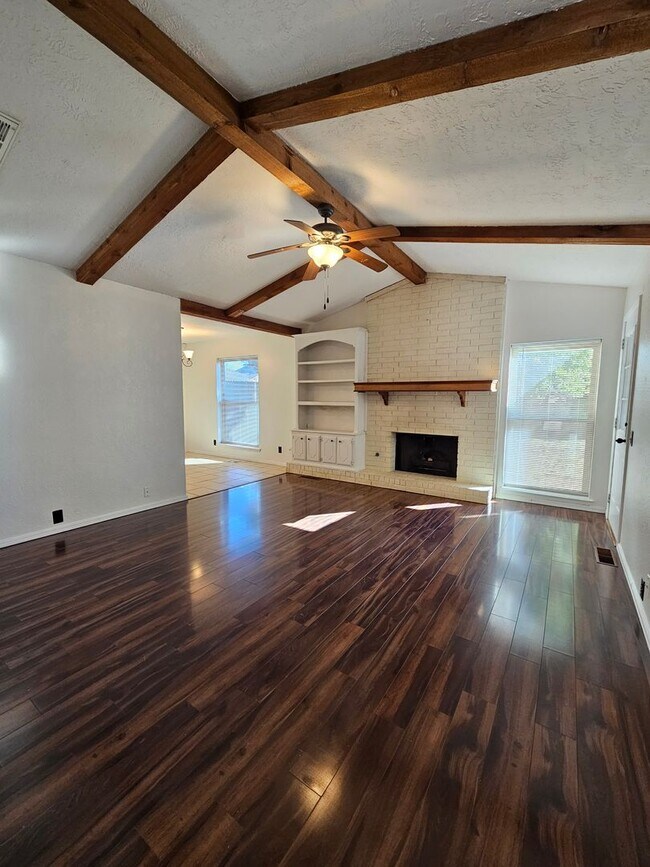 Building Photo - (3) Bed/(2) Bath Avail NOW! Oakhurst Addition!