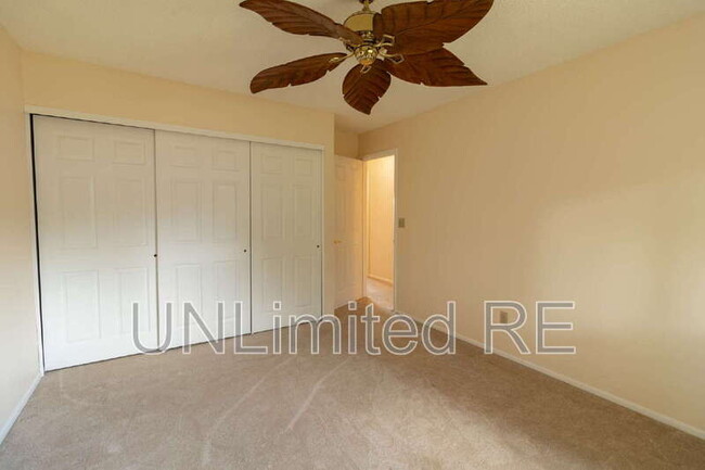 Building Photo - 5000 E Palomino Ln