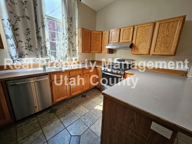 Building Photo - Large Orem Home