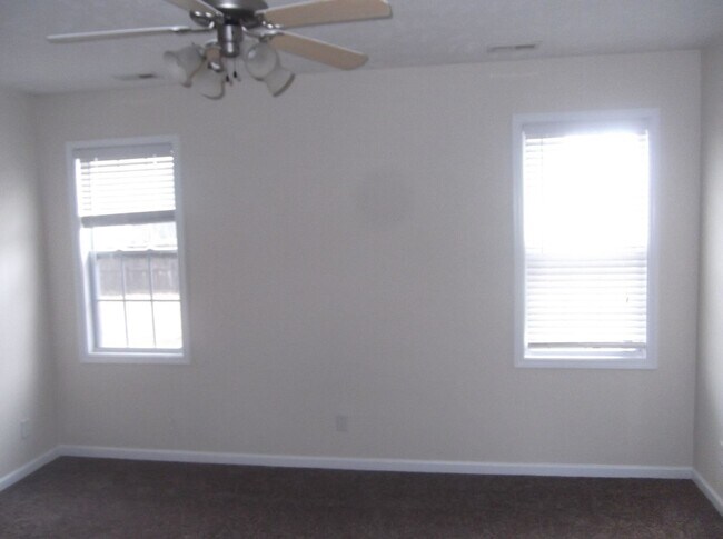 Building Photo - Spacious 3 bedroom with bonus!