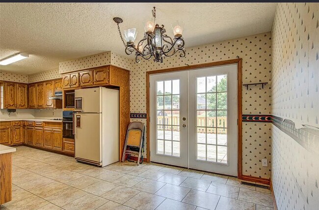 Building Photo - 610 N 6th Ave