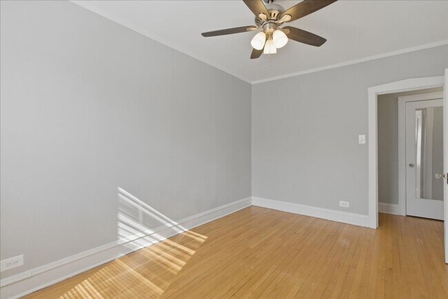 Building Photo - Large One Bedroom in Andersonville