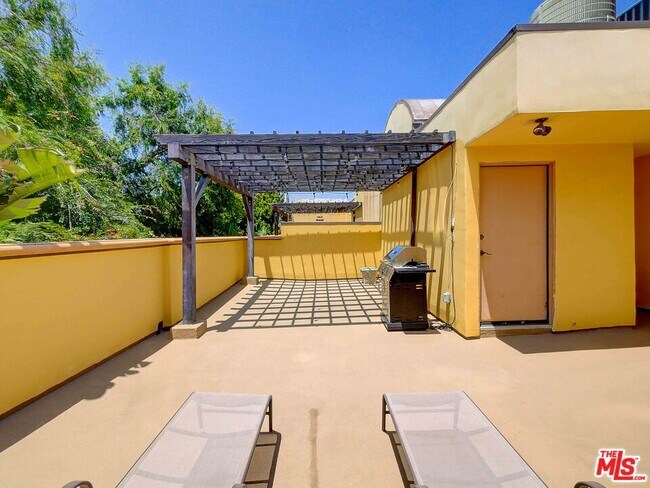 Building Photo - 4128 Whitsett Ave