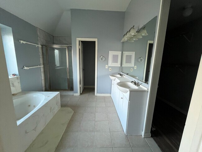 Building Photo - 2318 Pheasant Creek Dr