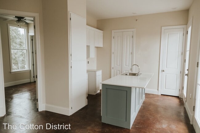 Building Photo - 517 University Dr