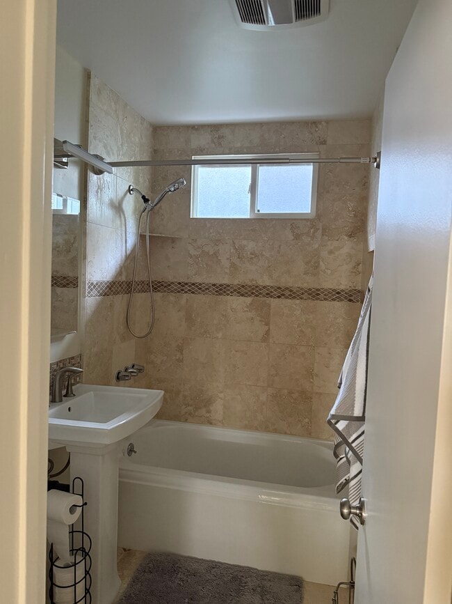 Guest Bath w tub - 4110 Baldwin Ave