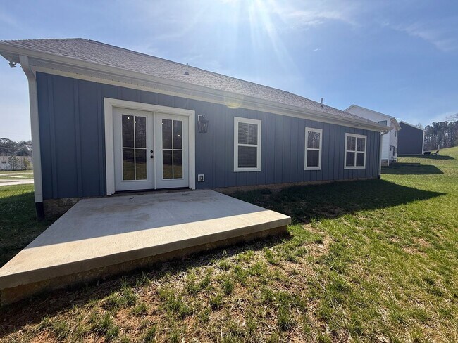 Building Photo - 3-Bedroom Home Steps from Resort-Style Pool with Jack-and-Jill Bath
