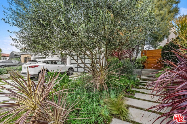 Building Photo - 2230 Malcolm Ave