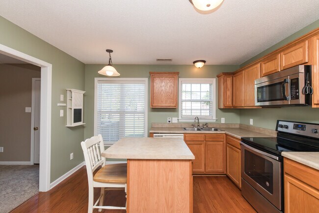 Building Photo - 4 Bedroom 2 Bath