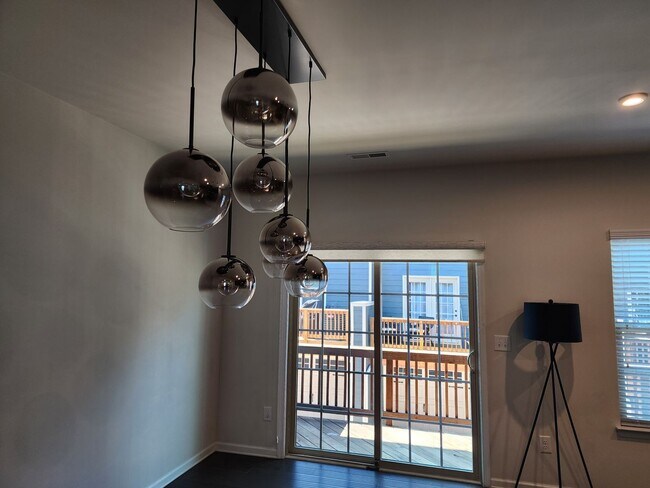 Building Photo - Plaza Midwood Townhome