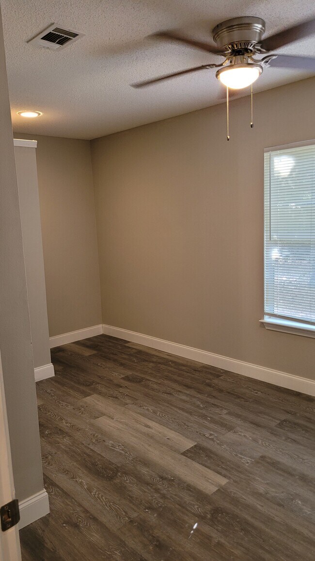 Building Photo - 747 Spring Lake Dr