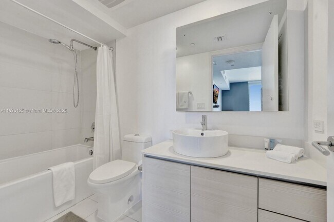 Building Photo - 2600 E Hallandale Beach Blvd
