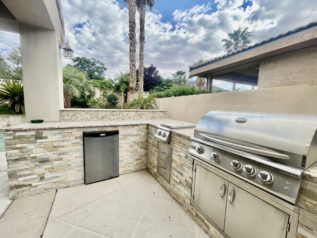 Building Photo - Luxurious 5-Bed, 4-Bath Fully Furnished Home in Henderson-