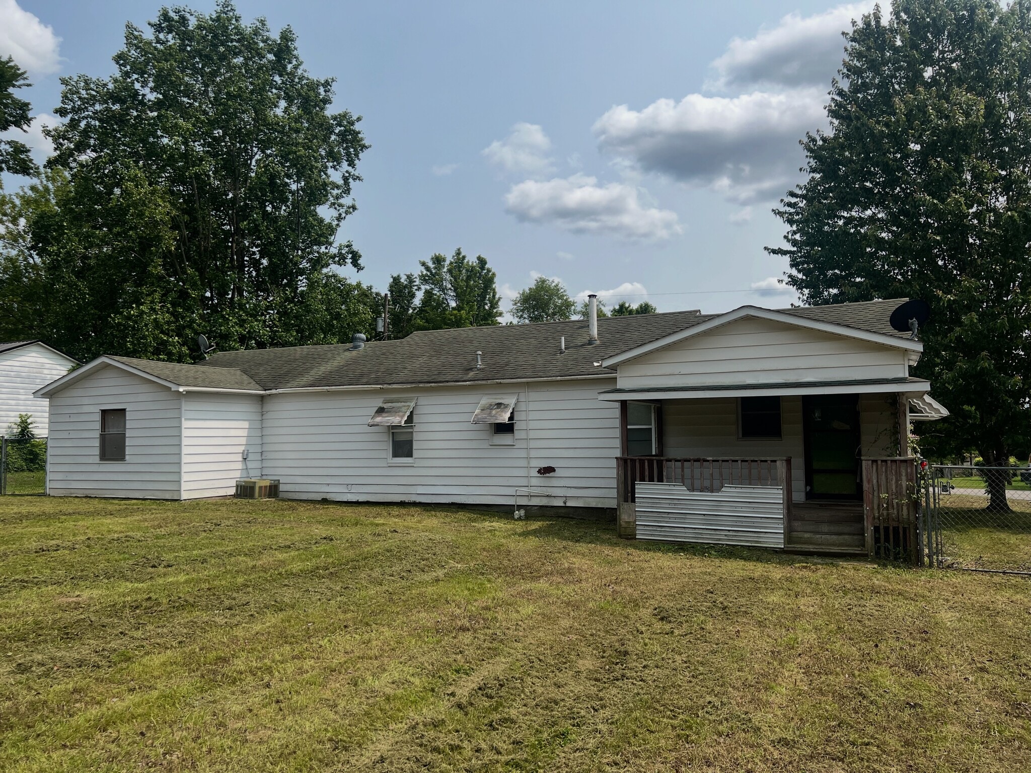 Building Photo - 112 Rose Ave